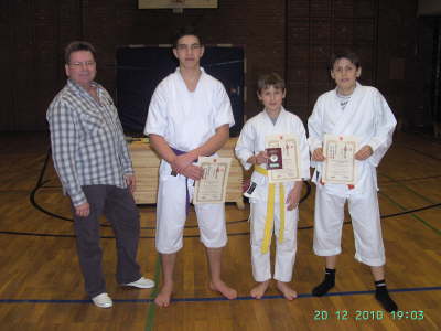Montag, 20.12.2010. Karate Kyu-Prfung in der TH Von-Bodelschwingh-Str.