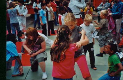 Samstag, 20.06.09. Judo-Vorfhrung beim Sommerfest der kath. Grundschule Honschaftsstrae.